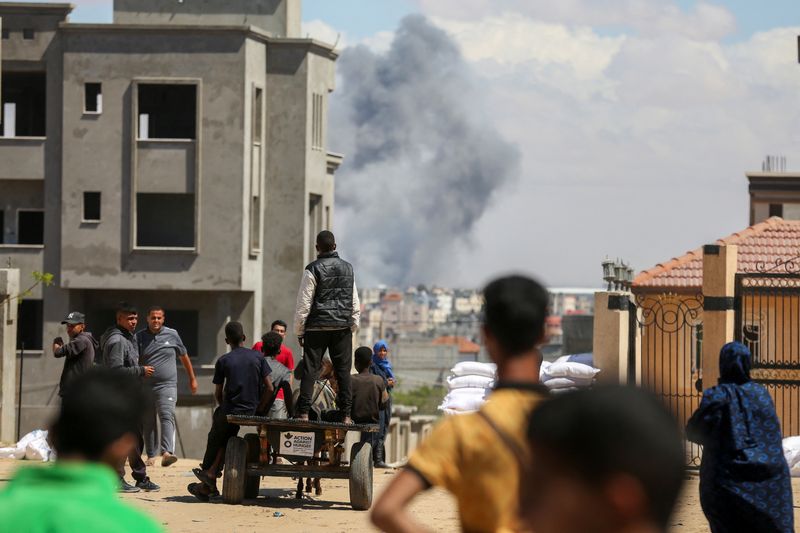 © Reuters. دخان يتصاعد بعد غارة إسرائيلية في رفح بجنوب قطاع غزة في السادس من مايو أيار 2024. تصوير: حاتم خالد - رويترز
