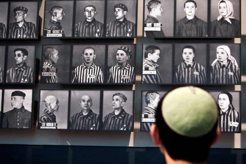 &copy; Reuters. Visitante observa fotos de vítima do Holocausto no Museu da História do Holocausto Yad Vashem, em Jerusalém
18/04/2012
REUTERS/Nir Elias