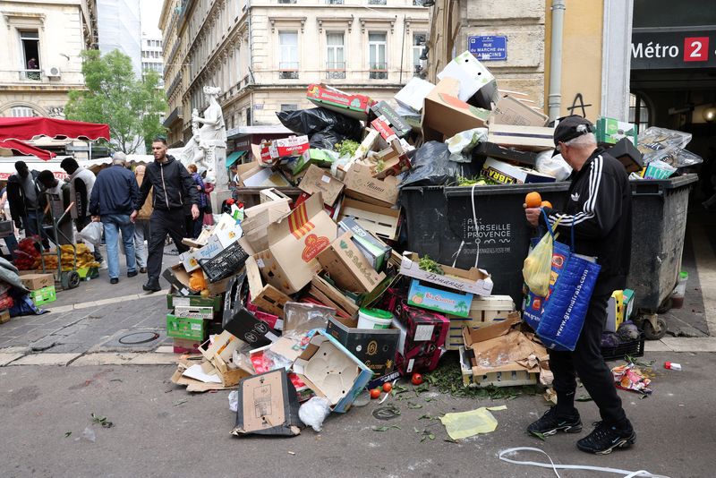 &copy; Reuters. La basura se amontona en una calle cerca del Puerto Viejo de la ciudad debido a una huelga de los recolectores de basura, que denuncian malas condiciones laborales, antes de la llegada de la antorcha olímpica de París 2024 en Marsella, Francia. 6 de may