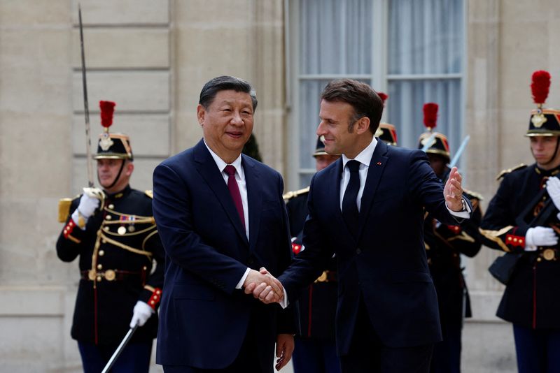 &copy; Reuters. フランスのマクロン大統領（右）と欧州委員会のフォンデアライエン委員長は６日、パリを訪問している中国の習近平国家主席（左）と会談し、一段と均衡の取れた貿易を確保するよう求め