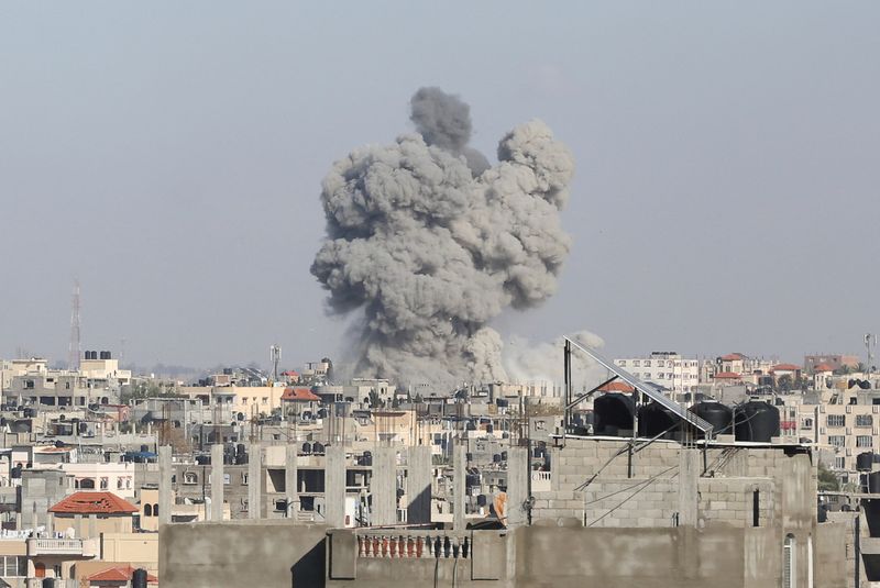 © Reuters. دخان يتصاعد جراء قصف إسرائيلي على مدينة رفح جنوب قطاع غزة يوم السادس من مايو أيار 2024. تصوير: حاتم خالد - رويترز.