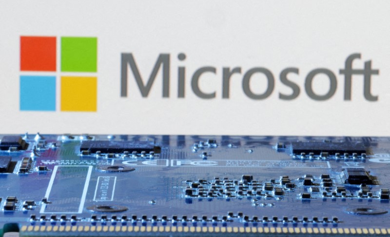 &copy; Reuters. Ilustración fotográfica con el logo de Microsoft junto a la placa matriz de un computador. 8 enero 2024. REUTERS/Dado Ruvic