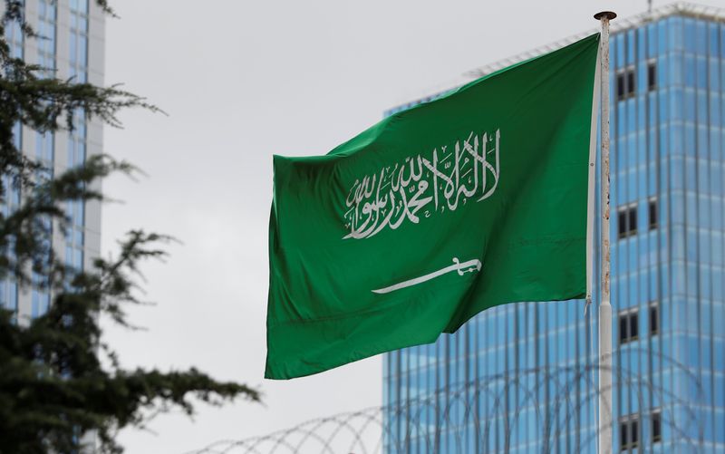 &copy; Reuters. علم السعودية يرفرف في صورة من أرشيف رويترز.
