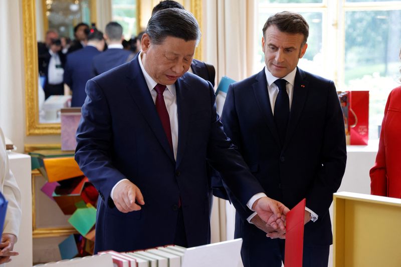 &copy; Reuters. Chinese President Xi Jinping presents French President Emmanuel Macron books by French authors produced in China, as the nations exchange gifts during the Chinese president's two-day state visit, at The Elysee Presidential Palace in Paris, France, May 6, 