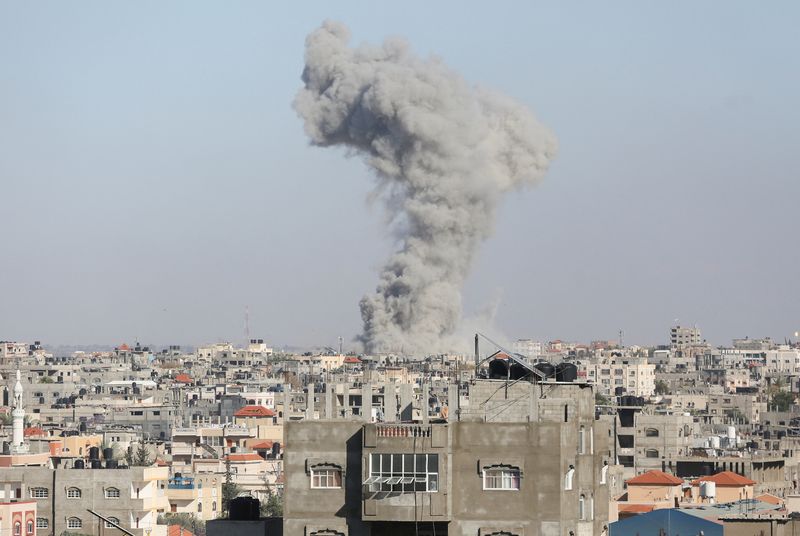 &copy; Reuters. دخان يتصاعد بعد غارات إسرائيلية في رفح بجنوب قطاع غزة في السادس من مايو أيار 2024. تصوير: حاتم خالد - رويترز
