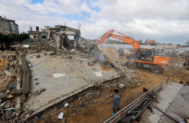 &copy; Reuters. فلسطينيون يبحثون عن ضحايا تحت أنقاض منزل دمرته غارة إسرائيلية في رفح بجنوب قطاع غزة في السادس من مايو أيار 2024. تصوير: محمد سالم - رويترز
