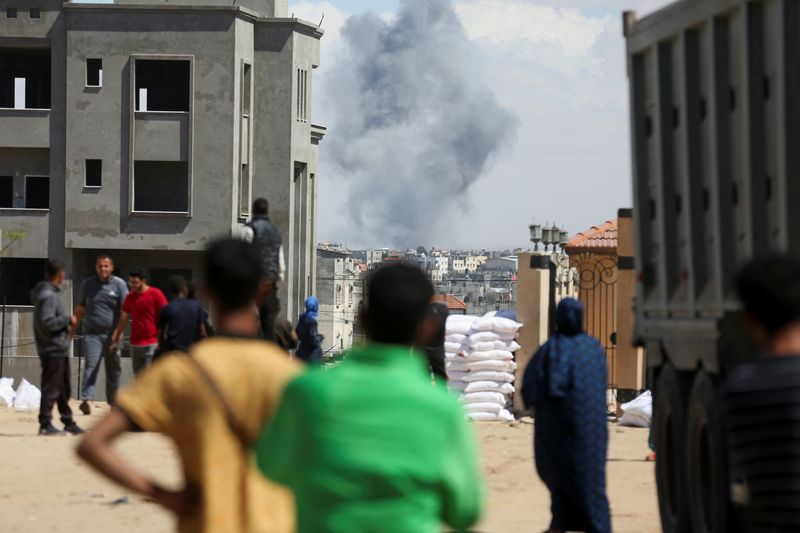 &copy; Reuters. Pessoas deixam parte leste de Rafah após as Forças Armadas israelenses orientar a saída de civis antes de um possível ataque
06/05/2024 REUTERS/Hatem Khaled