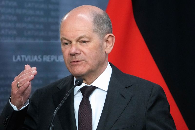 &copy; Reuters. German Chancellor Olaf Scholz speaks during a press conference with Latvian Prime Minister Evika Silina, Estonian Prime Minister Kaja Kallas and Lithuanian Prime Minister Ingrida Simonyte, in Riga, Latvia May 6, 2024. REUTERS/Ints Kalnins