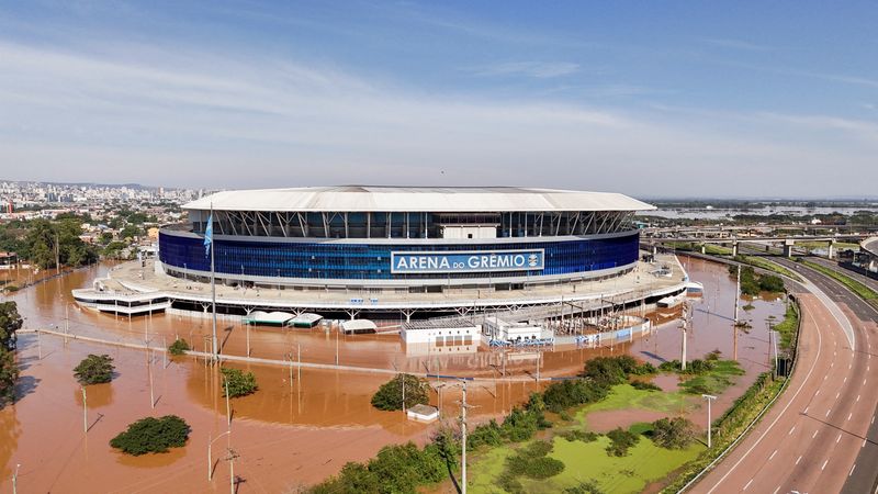 © Reuters. A drone view shows the flooded Arena Gremio stadium in Porto Alegre, in Rio Grande do Sul state, Brazil, May 6, 2024. REUTERS/Amanda Perobelli