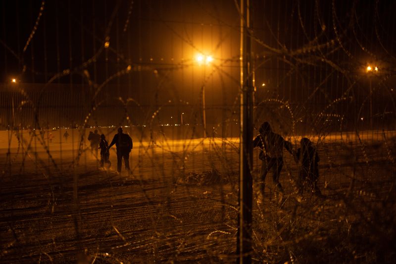 &copy; Reuters. Migrantes correm em direção ao muro da fronteira após quebrar cerca na entrada do México para os EUA
03/04/2024
REUTERS/Adrees Latif