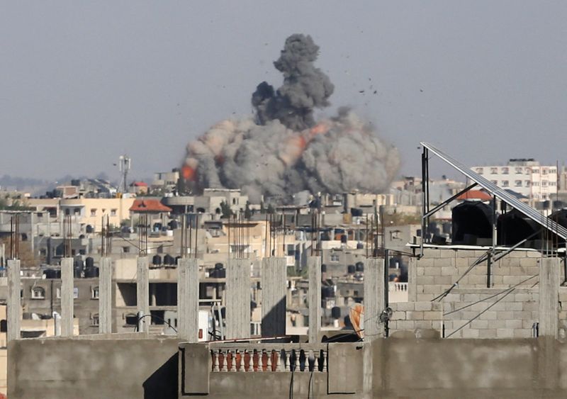 &copy; Reuters. دخان يتصاعد بعد غارات إسرائيلية في رفح بجنوب قطاع غزة في السادس من مايو أيار 2024. تصوير: حاتم خالد - رويترز
