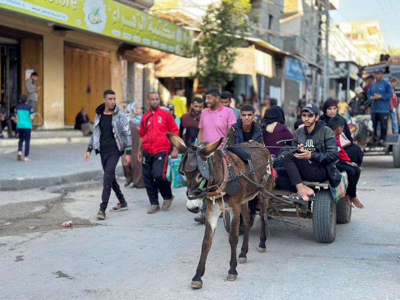 &copy; Reuters. Pessoas fogem das áreas orientais de Rafah antes de ameaça de ataque israelense à cidade do sul de Gaza
06/05/2024
REUTERS/Doaa al Baz