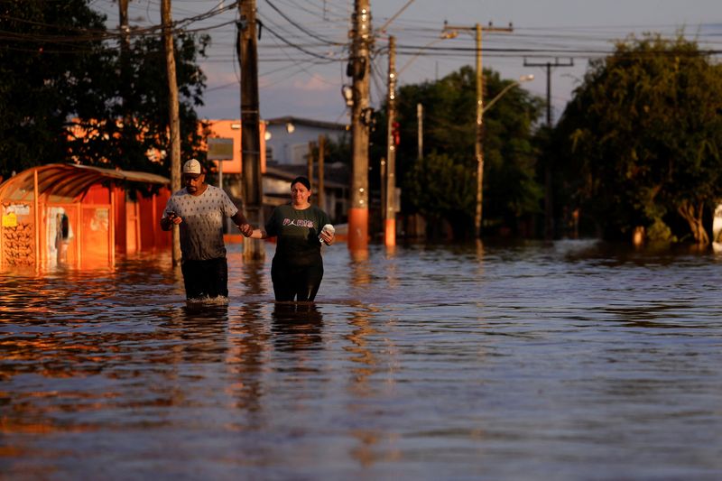 &copy; Reuters. Pessoas caminham em meio à inundação em Canoas, no Rio Grande do Sul
05/05/2024 REUTERS/Amanda Perobelli