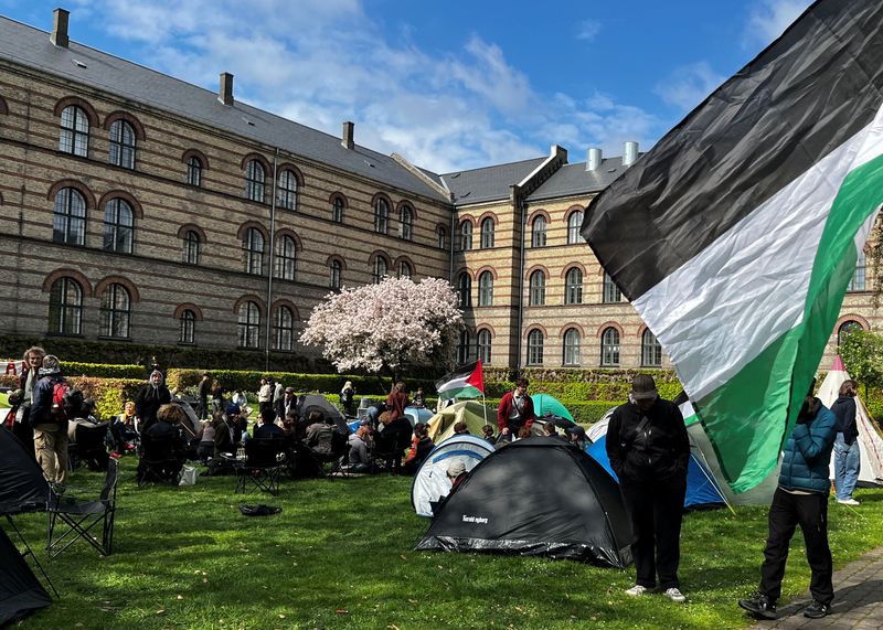 © Reuters. Students gather at an encampment at the University of Copenhagen's City Campus, at the old Municipal Hospital, and join the global encampments in support of Palestinians, amid the ongoing conflict between Israel and the Palestinian Islamist group Hamas, in Copenhagen Denmark, May 6, 2024.REUTERS/Jacob Gronholt Pedersen