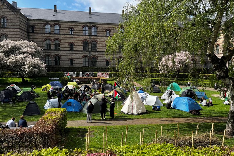 &copy; Reuters. Estudantes pró-palestinos acampam na University of Copenhagen, na Dinamarca
06/05/2024
REUTERS/Jacob Gronholt Pedersen