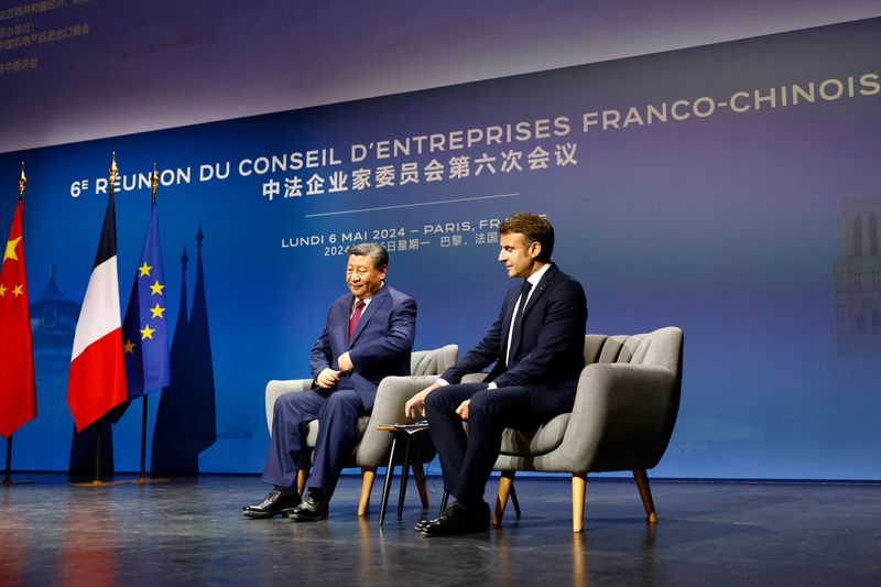 © Reuters. French President Emmanuel Macron and Chinese President Xi Jinping attend the sixth meeting of the Franco-Chinese Business Council at the Marigny Theater in Paris, France, 06 May 2024.  MOHAMMED BADRA/Pool via REUTERS