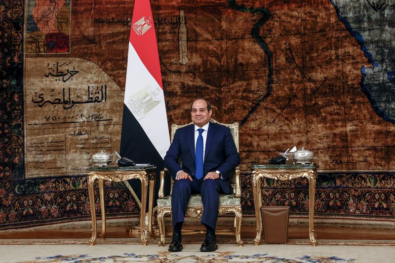 &copy; Reuters. الرئيس المصري عبد الفتاح السيسي خلال اجتماع في القاهرة يوم 11 يناير كانون الثاني 2024. صورة لرويترز من ممثل لوكالات الأنباء.