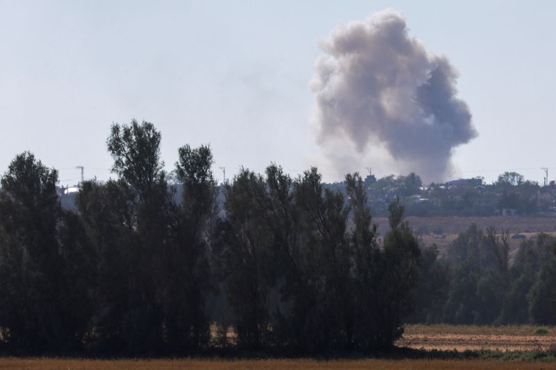 © Reuters. دخان يتصاعد فوق غزة، وسط الصراع المستمر بين إسرائيل وحركة حماس الفلسطينية، كما يظهر من إسرائيل، يوم السادس من مايو أيار 2024. تصوير: عمار عوض - رويترز.