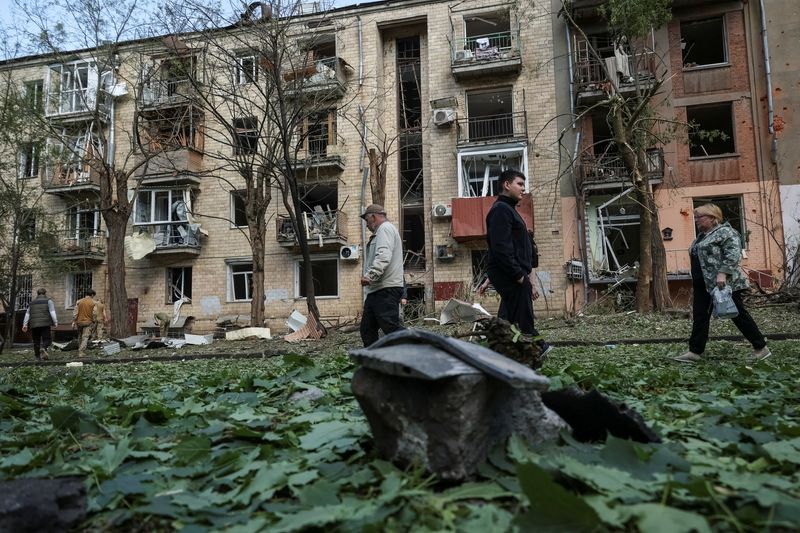 &copy; Reuters. Imagen de archivo. Los residentes locales caminan cerca de un edificio de apartamentos dañado por un ataque aéreo ruso, en medio del ataque de Rusia contra Ucrania, en Kharkiv, Ucrania. 5 de mayo de 2024. REUTERS/Sofiia Gatilova