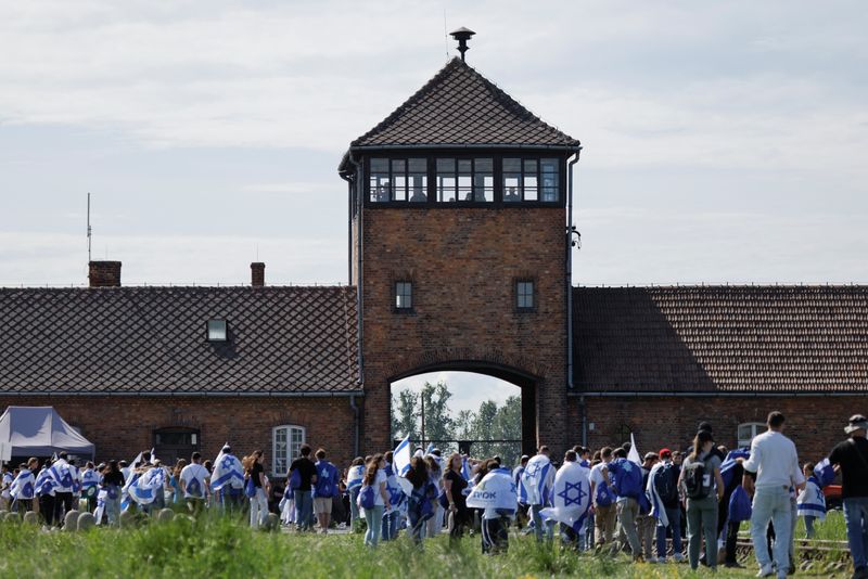© Reuters. People with Israeli flags attend the International March of the Living at the former Auschwitz Nazi German death camp, in Brzezinka near Oswiecim, Poland, May 6, 2024.  REUTERS/Kuba Stezycki