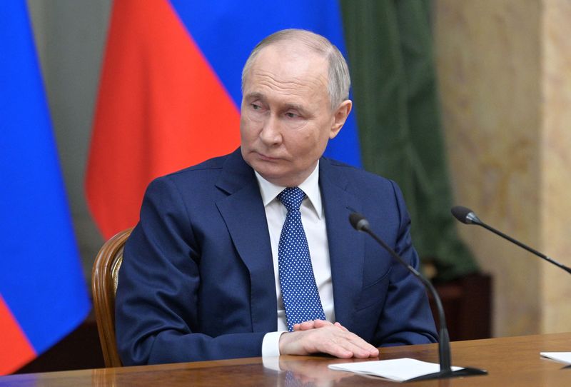 &copy; Reuters. O presidente russo, Vladimir Putin, em reunião com membros do governo em Moscou, Rússia
06/05/2024
Sputnik/Alexander Astafyev/Kremlin via REUTERS 