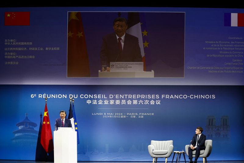 &copy; Reuters. El presidente francés Emmanuel Macron escucha el discurso del presidente chino Xi Jinping durante la sexta reunión del Consejo Empresarial Franco-Chino en el Teatro Marigny en París, Francia, 06 de mayo 2024.  MOHAMMED BADRA/Pool vía REUTERS