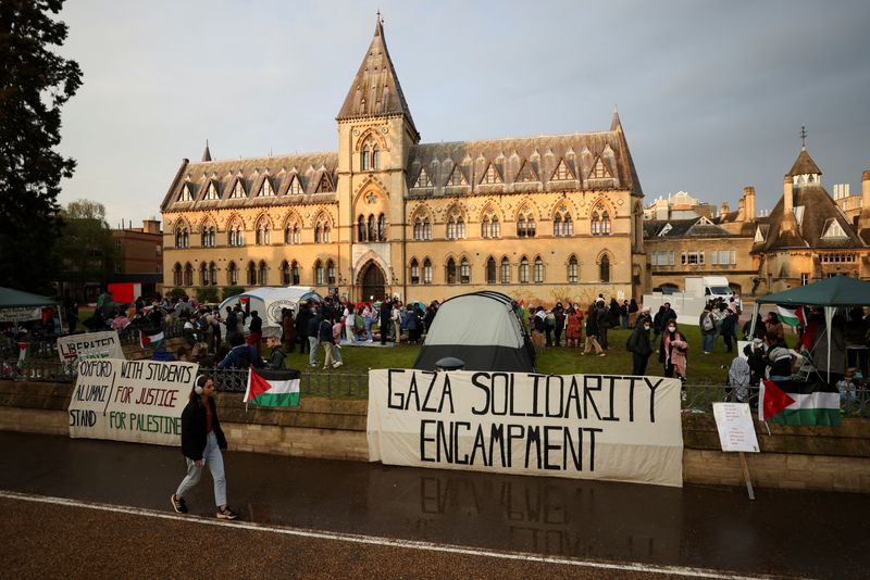 &copy; Reuters. Una mujer camina cerca de tiendas de campaña frente al Museo de Historia Natural de la Universidad de Oxford, mientras los estudiantes ocupan parte de los campus universitarios británicos para protestar en apoyo a los palestinos de Gaza, en medio del ac