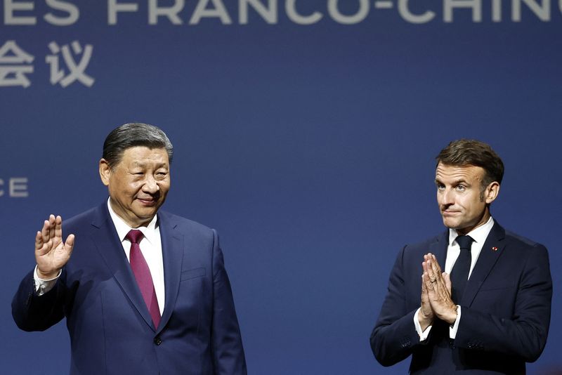 © Reuters. French President Emmanuel Macron and Chinese President Xi Jinping attend the sixth meeting of the Franco-Chinese Business Council at the Marigny Theater in Paris, France, May 6, 2024. Mohammed Badra/Pool via REUTERS