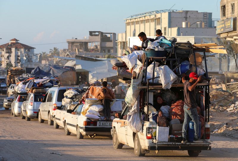 &copy; Reuters. Displaced Palestinians, who fled Rafah after the Israeli military began evacuating civilians from the eastern parts of the southern Gazan city, ahead of a threatened assault, amid the ongoing conflict between Israel and Hamas, travel on a vehicle, in Khan