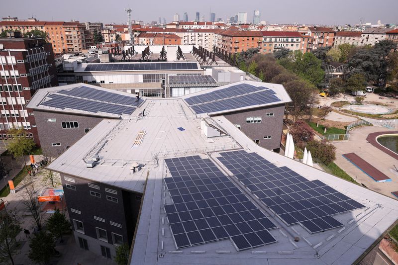 &copy; Reuters. FOTO DE ARCHIVO: Un conjunto de paneles solares, parte de la comunidad de energía renovable del Politécnico de Milán se ve en Milán, Italia, 8 de abril de 2024. REUTERS/Claudia Greco/Foto de archivo