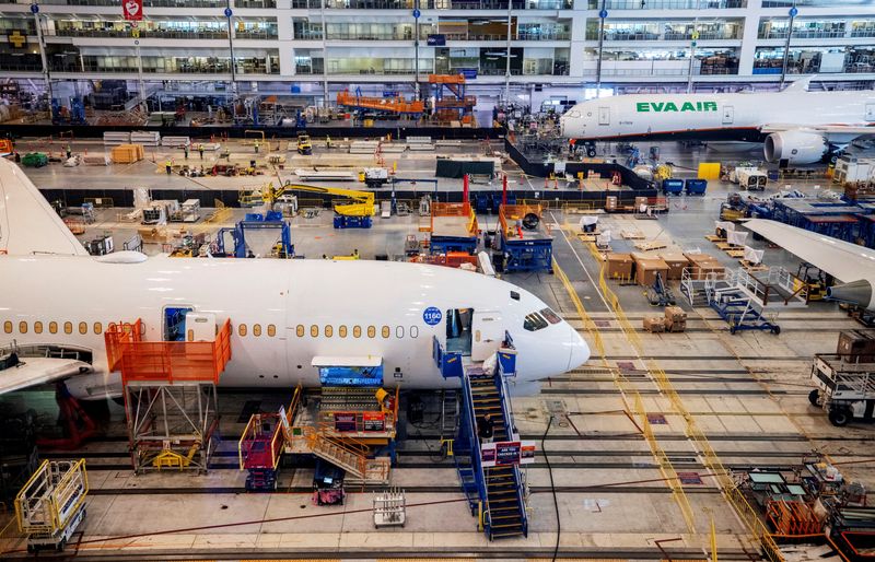 © Reuters. FILE PHOTO: Boeing employees assemble 787s inside their main assembly building on their campus in North Charleston, South Carolina, U.S., May 30, 2023. Gavin McIntyre/Pool via REUTERS/File Photo