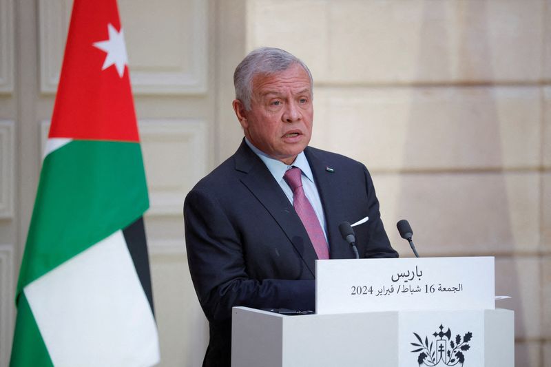 &copy; Reuters. FILE PHOTO: King of Jordan Abdullah II speaks while making a joint statement with French President Emmanuel Macron at the Elysee Palace in Paris, France, 16 February 2024.  YOAN VALAT/Pool via REUTERS/File Photo