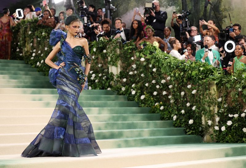 &copy; Reuters. Zendaya poses at the Met Gala, an annual fundraising gala held for the benefit of the Metropolitan Museum of Art's Costume Institute with this year's theme 'Sleeping Beauties: Reawakening Fashion' in New York City, New York, U.S., May 6, 2024. REUTERS/And