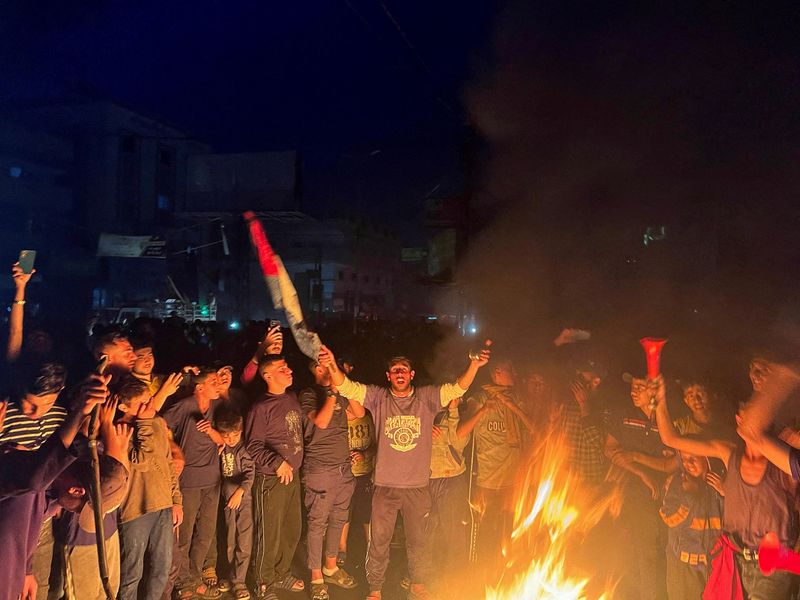 &copy; Reuters. Palestinos reagem após o Hamas aceitar proposta de cessar-fogo do Egito e do Catar, em Rafah
06/05/2024
REUTERS/Doaa al Baz   