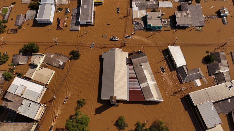 &copy; Reuters. Una imagen aérea muestra la devastación causada por las inundaciones y personas aisladas en los techos de sus casas en el vecindario de Mathias Velho en Canoas, en el estado de Rio Grande do Sul, Brasil, Mayo 5, 2024. REUTERS/Amanda Perobelli