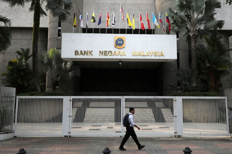 &copy; Reuters. FILE PHOTO: A man walks past the entrance of Central Bank of Malaysia (Bank Negara Malaysia) in Kuala Lumpur, Malaysia, July 31, 2019.  REUTERS/Lim Huey Teng/File photo