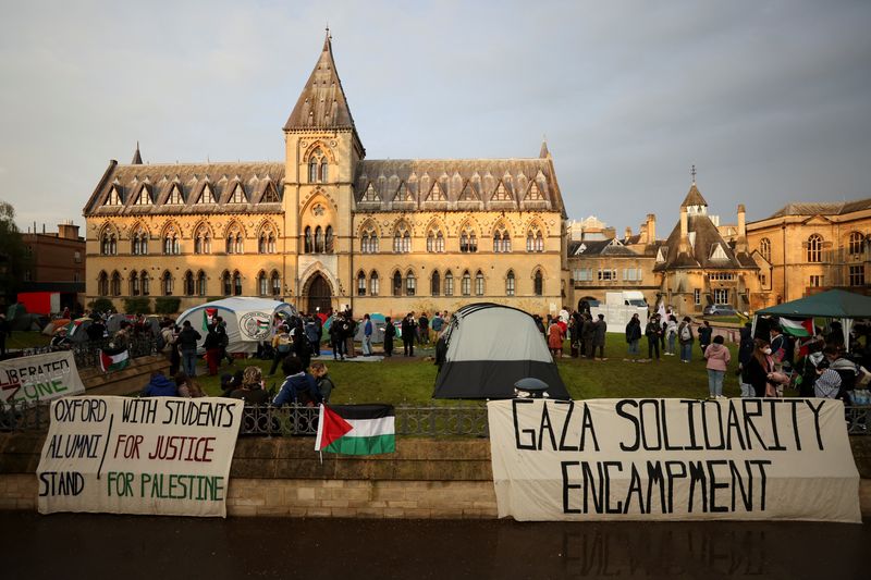 &copy; Reuters. أشخاص يحتشدون في جامعة أكسفورد البريطانية خارج متحف الجامعة للتاريخ الطبيعي بينما يحتل طلاب أجزاء من حُرُم جامعات بريطانية لدعم الفلسطيني