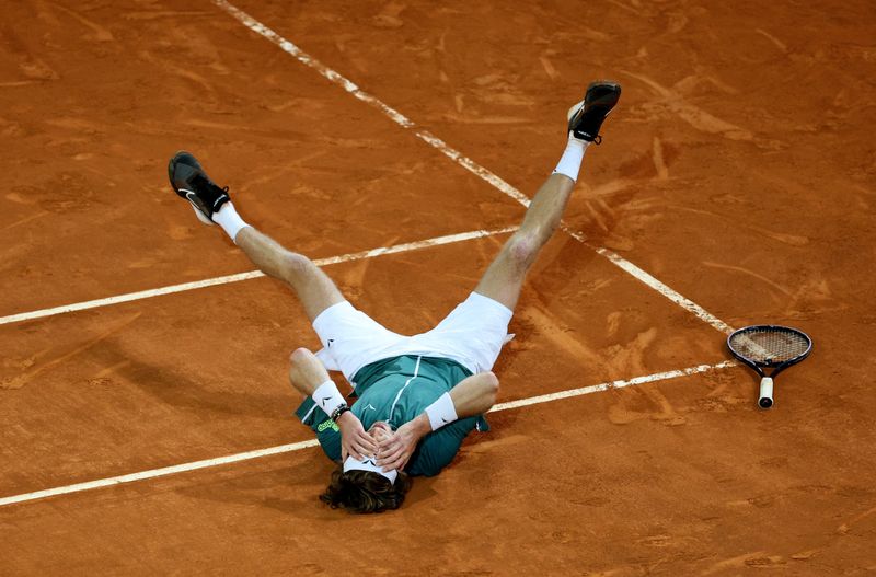 &copy; Reuters. テニスのマドリード・オープン男子シングルスで優勝したロシア出身のアンドレイ・ルブレフは、体調不良と足の故障を抱えながらの参戦だったことを優勝会見で明らかにした。マドリード