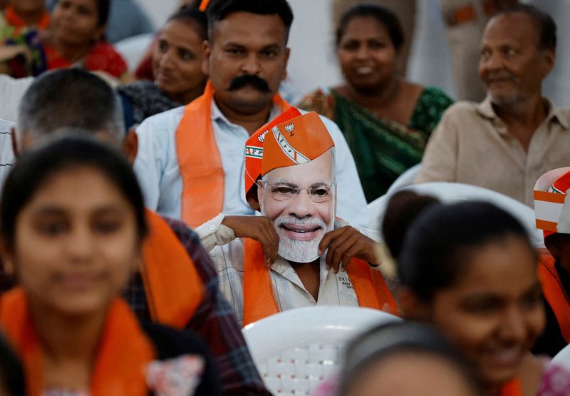 &copy; Reuters. FILE PHOTO: A supporter wears a mask depicting Indian Prime Minister Narendra Modi during an election campaign rally of Amit Shah, Indian Home Minister and a leader of India's ruling Bharatiya Janata Party (BJP), in Ahmedabad, India, April 30, 2024. REUTE
