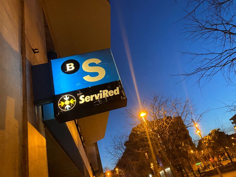 &copy; Reuters. 　５月６日、スペインのサバデル銀行の取締役会は、同業のバンコ・ビルバオ・ビスカヤ・アルヘンタリア銀行（ＢＢＶＡ）が示した１２０億ユーロ（約１２９億３０００万ドル）規模の株