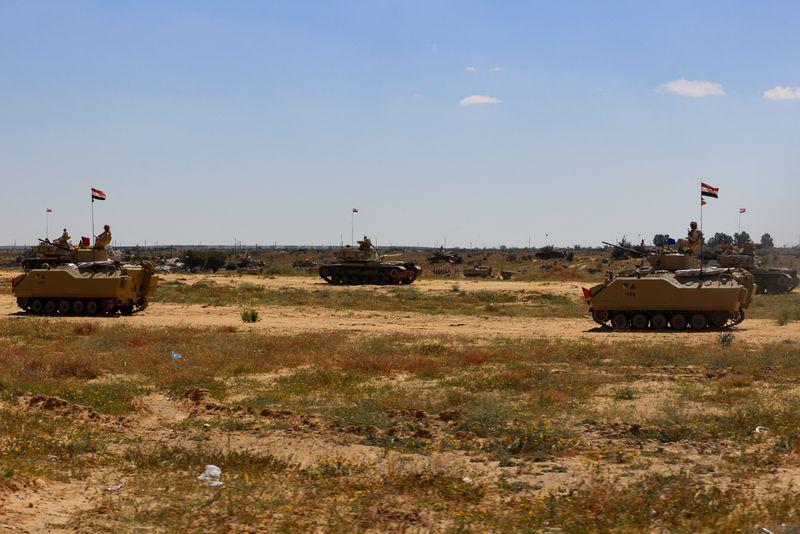 &copy; Reuters. دبابات إسرائيلية قرب معبر رفح الحدودي بين مصر وقطاع غزة يوم 23 مارس آذار 2024. تصوير: محمد عبد الغني - رويترز