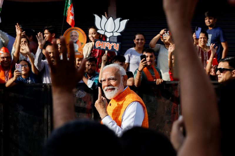 © Reuters. India's Prime Minister Narendra Modi shows his ink-marked finger after casting his vote during the third phase of the general election, in Ahmedabad, India, May 7, 2024. REUTERS/Adnan Abidi