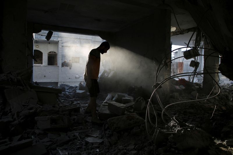 &copy; Reuters. Un Palestinien inspecte une maison touchée par une frappe israélienne à Rafah, dans la bande de Gaza. /Photo prise le 7 mai 2024/REUTERS/Hatem Khaled