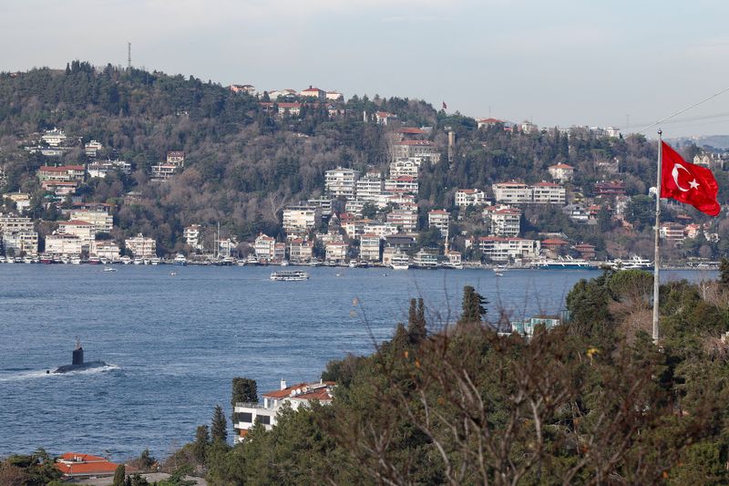 &copy; Reuters. سفينة تركية خلال إبحارها في مياه مضيق البوسفور في إسطنبول في السادس من يناير كانون الثاني 2024. صورة لرويترز من ممثل لوكالات الأنباء.