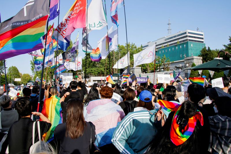 &copy; Reuters. FILE PHOTO: Members of the LGBTQ+ community march in front of the new Presidential office during a protest ahead of the International Day Against Homophobia, Transphobia and Biphobia, in Seoul, South Korea, May 14, 2022.  REUTERS/Heo Ran/File Photo