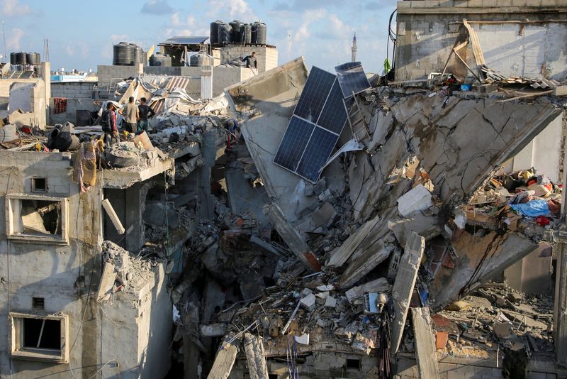 &copy; Reuters. فلسطينيون في موقع غارة إسرائيلية على منزل في رفح جنوب قطاع غزة في السابع من مايو أيار 2024. تصوير: حاتم خالد - رويترز