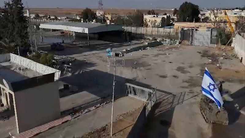 © Reuters. الجيش الإسرائيلي بالجانب الفلسطيني من معبر رفح الحدودي بين قطاع غزة ومصر في صورة مأخوذة من مقطع فيديو نشر في السابع من مايو أيار 2024. حصلت رويترز على هذه الصورة من القوات الإسرائيلية.