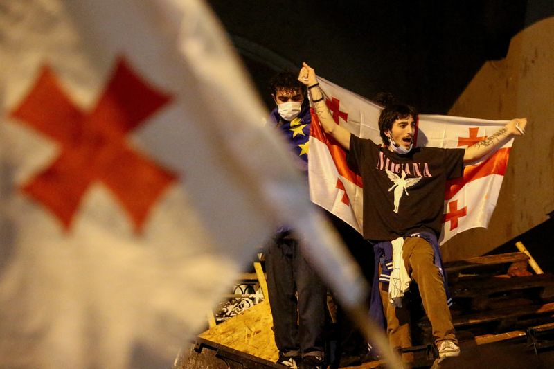 &copy; Reuters. FILE PHOTO: A protester carries a Georgian flag during a rally to protest against a bill on "foreign agents", in Tbilisi, Georgia, May 2, 2024. REUTERS/Irakli Gedenidze/File Photo