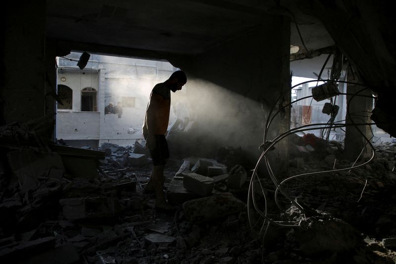 © Reuters. Un palestino inspeccionando una casa alcanzada por un ataque israelí, en Ráfah, sur de la Franja de Gaza. 7 de mayo de 2024. REUTERS/Hatem Khaled TPX IMÁGENES DEL DÍA