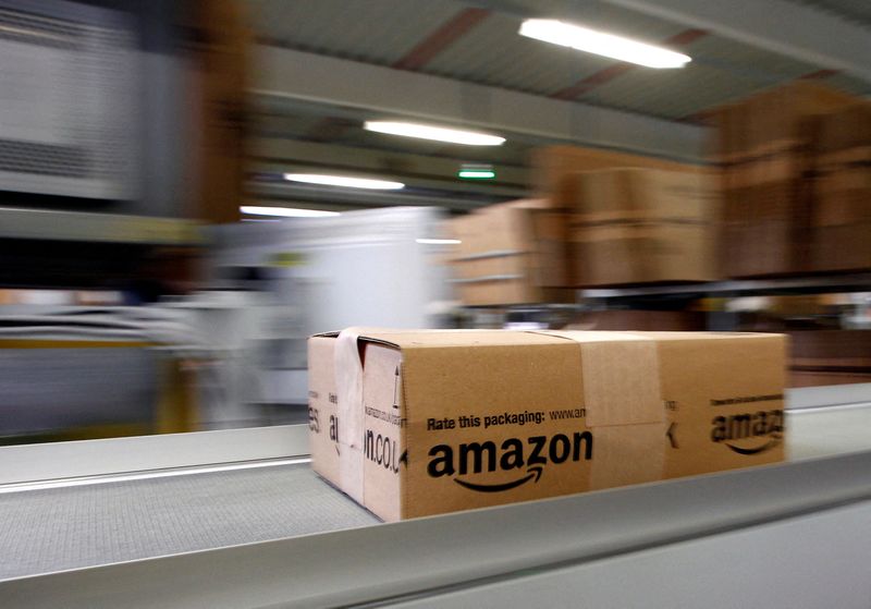 &copy; Reuters. FOTO DE ARCHIVO. Un paquete se mueve en la cinta transportadora del centro logístico de Amazon en Graben, cerca de Augsburgo. 16 de diciembre de 2013. REUTERS/Michaela Rehle